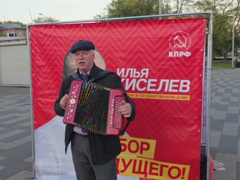 Николай Зубрилин: «Нам песня строить и жить помогала, и в окопах гармошка играла»