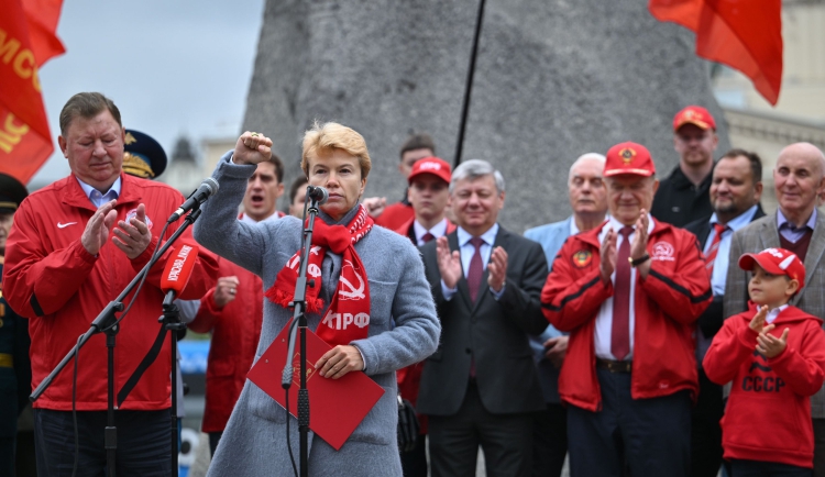 Слава советскому народу-победителю!
