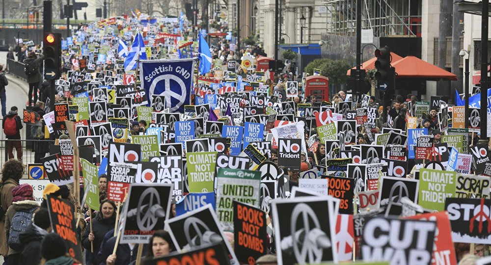 Десятки тысяч человек протестуют в Лондоне против ядерного оружия