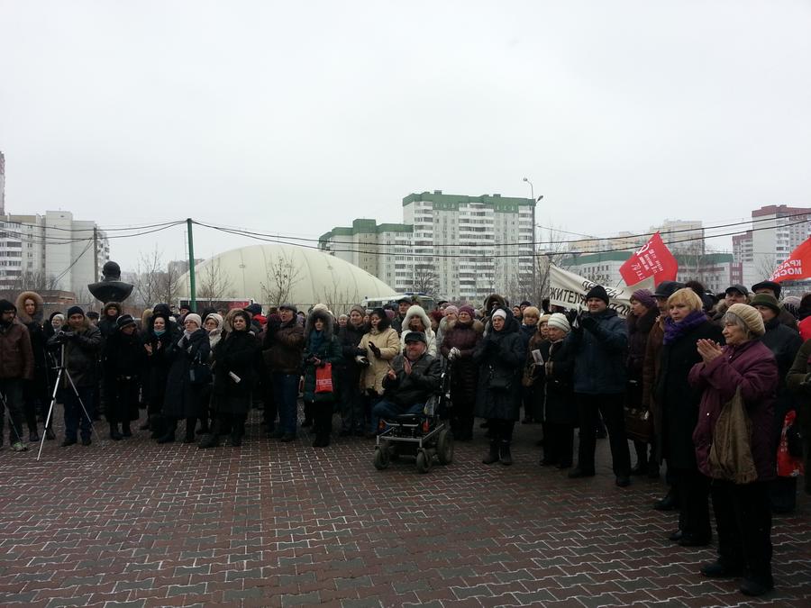 Москва. Жители «дома с трещиной» вышли на митинг в Жулебино