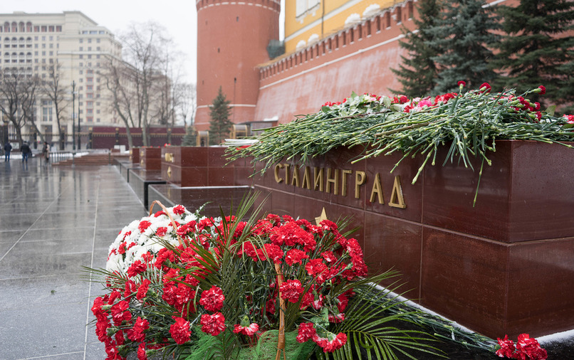 Красные гвоздики в память о героях Сталинградской битвы