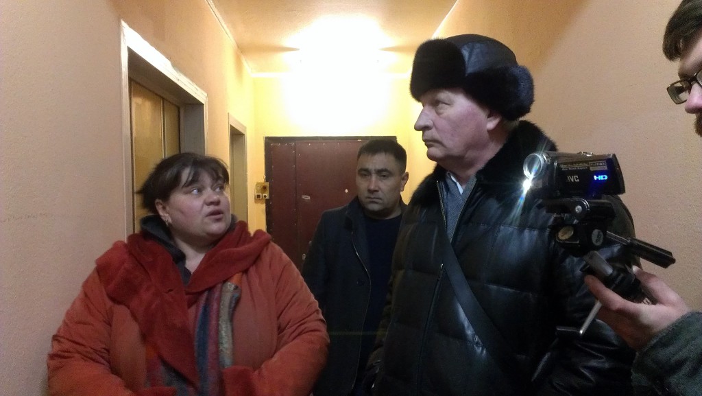 Валерий Рашкин и Андрей Клычков застряли в лифте в треснувшем доме