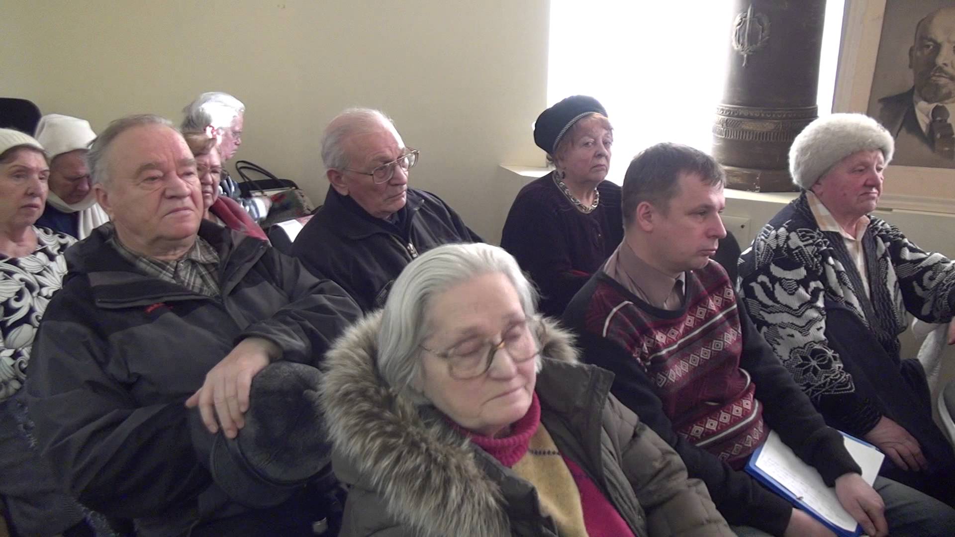 Александр Потапов вручил удостоверения «детям войны»