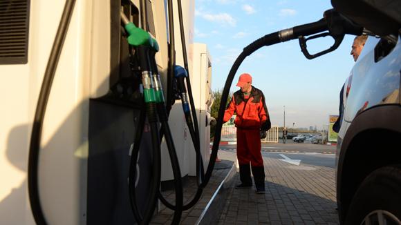 ФАС объяснила почему нефть дешевеет, а бензин дорожает