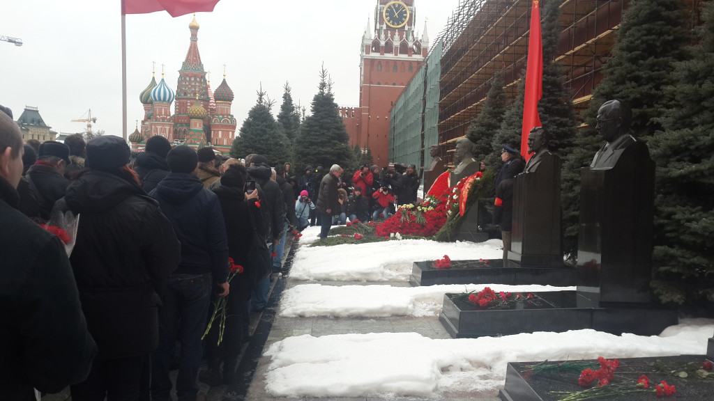Коммунисты и их сторонники покрыли могилу И.В. Сталина ковром из красных цветов
