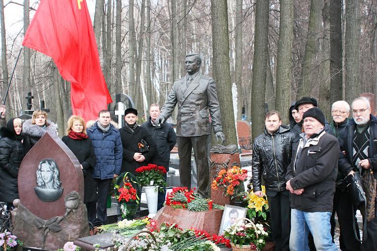 Коммунисты почтили память Виктора Илюхина на Троекуровском кладбище в Москве