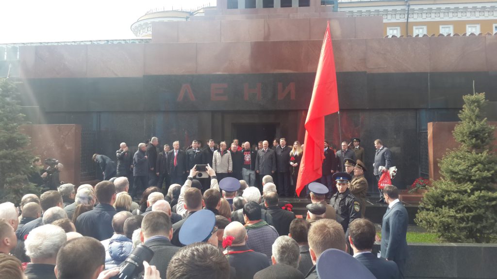 Коммунисты и их сторонники возложили цветы к Мавзолею В.И. Ленина