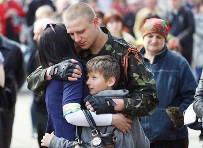 Родственники украины в россию. Семья спецназовца. Русский военный с ребенком. Ополченцы с детьми. Солдат с ребенком.