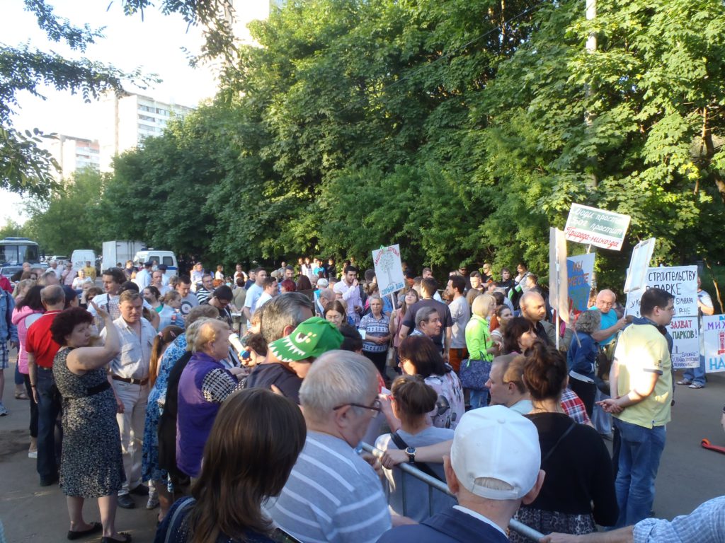 Митинг против застройки парка на Кронштадтском бульваре