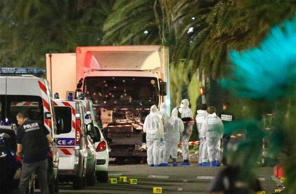 Теракт в Ницце: грузовик въехал в толпу людей