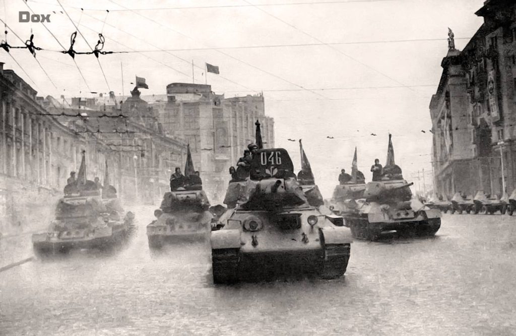 70 лет назад по Красной площади прошла 4-я танковая Кантемировская дивизия