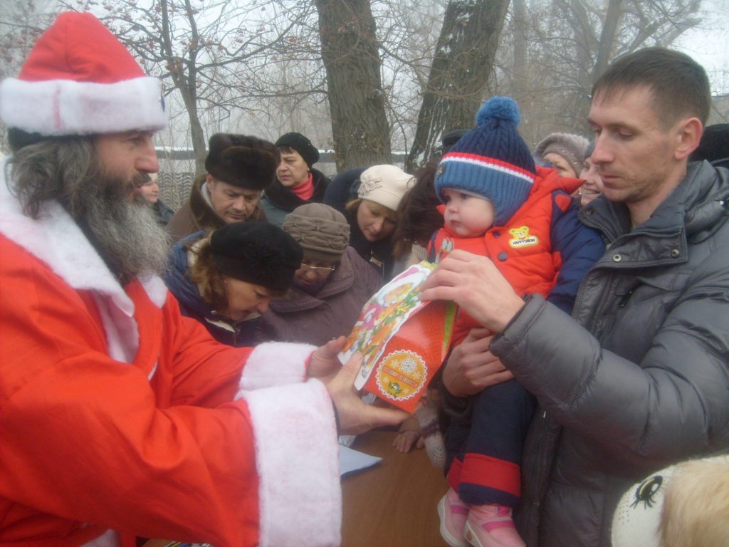 Коммунисты вручили новогодние подарки детям протестующих шахтёров из Гуково