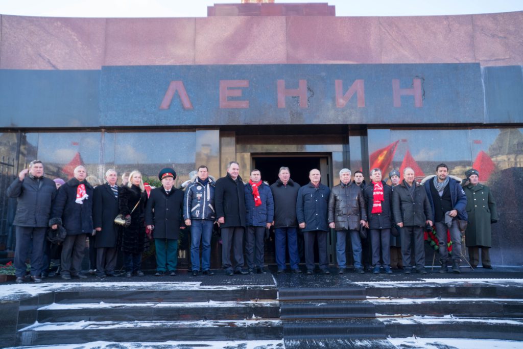 Фоторепортаж церемонии возложения цветов к Мавзолею В.И. Ленина