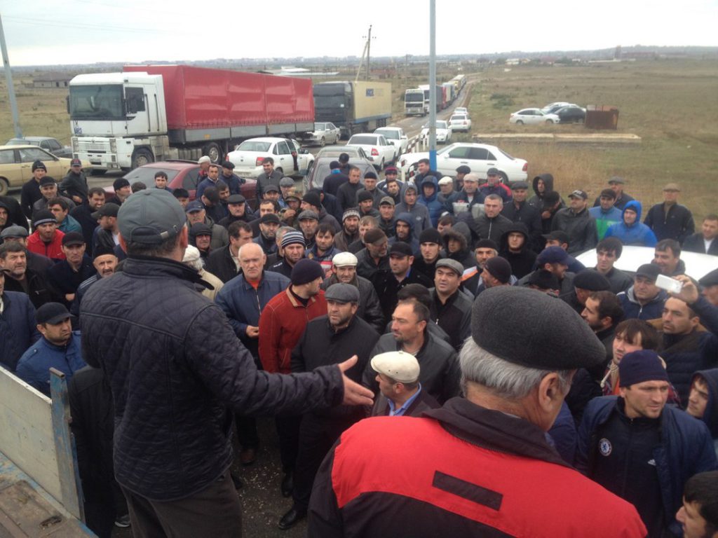 В Дагестане ОМОН не смог разогнать дальнобойщиков. Протест продолжается