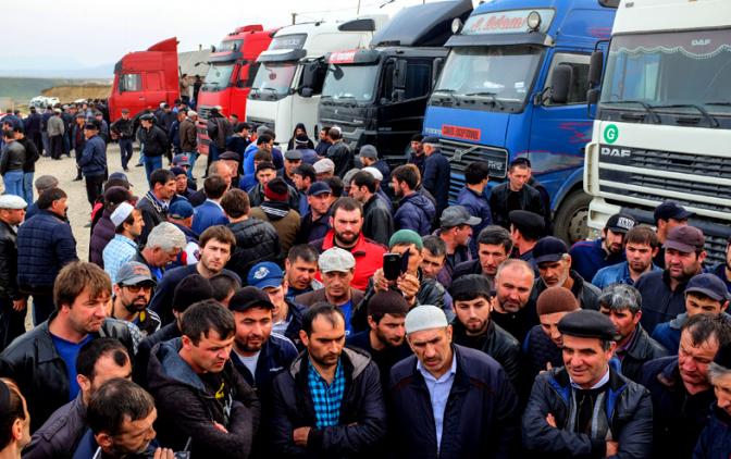 Тысячи дальнобойщиков ждут в Дагестане Медведева