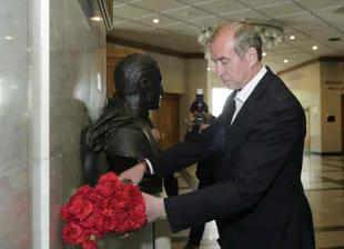 Сергей Левченко возложил цветы к бюсту дважды героя СССР Николая Челнокова