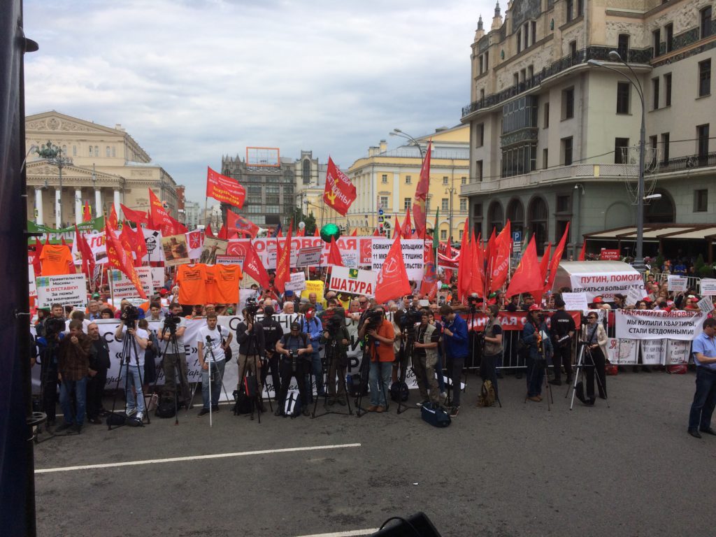 Картинки по запросу митинг кпрф июль против чиновников москва 2017 фото