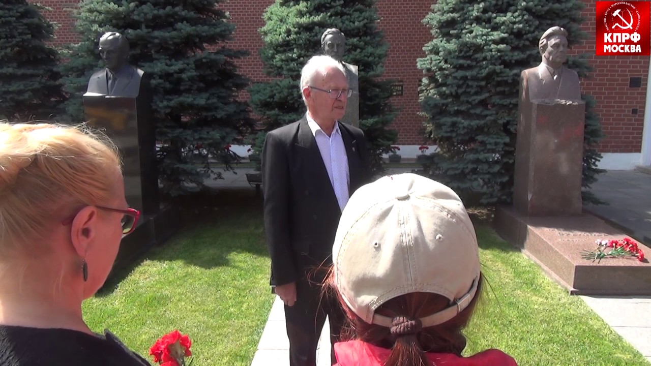 Цветы рыцарю революции!