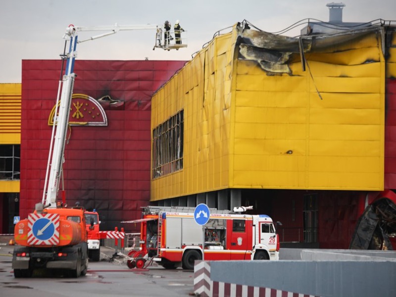 Последствия пожара в московском торговом центре «Синдика»