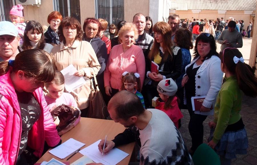 Учреждения и граждане ЛНР получили гуманитарную помощь от КПРФ