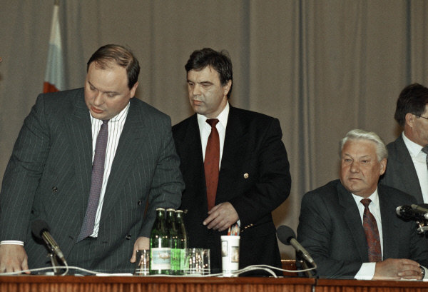 25 лет назад: первые обострения противостояния Кремля и Верховного совета