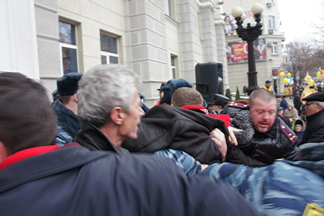 Прекратить полицейский террор против коммунистов