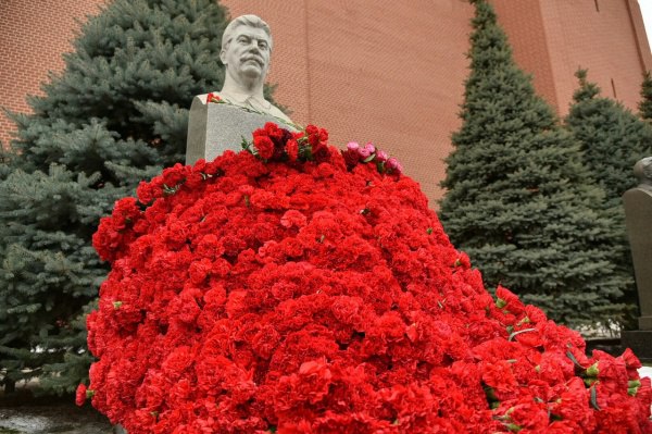Коммунисты возложили цветы к могилам И.В. Сталина и Ф.Э. Дзержинского