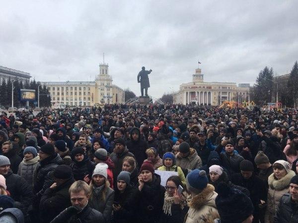 В Кемерове на митинге требуют отставки Тулеева и встречи с Путиным
