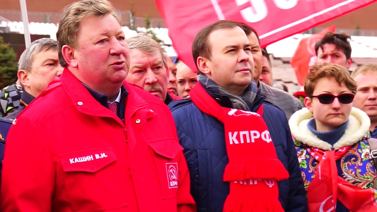 КОММУНИСТЫ ВОЗЛОЖИЛИ ЦВЕТЫ К МАВЗОЛЕЮ В.И. ЛЕНИНА