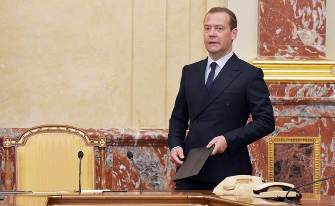 Кажется, кресло Медведева тоже «отлито в граните»