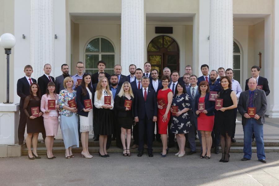 Дмитрий Новиков вручил дипломы выпускникам Центра политической учёбы ЦК КПРФ
