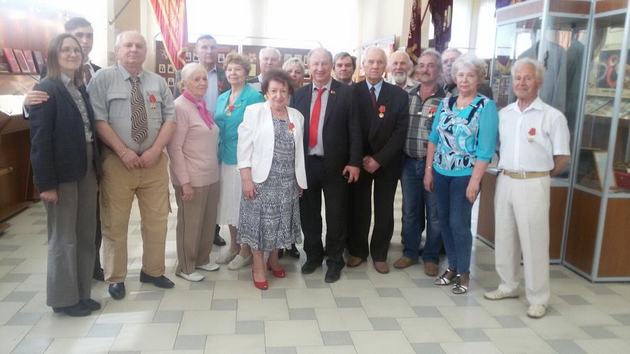 Валерий Рашкин вручил медали ЦК КПРФ ветеранам-железнодорожникам