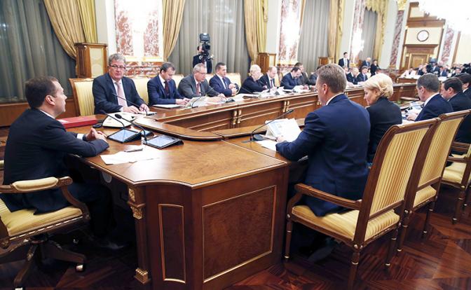 Правительство Медведева: Все те же лица, но в новых креслах