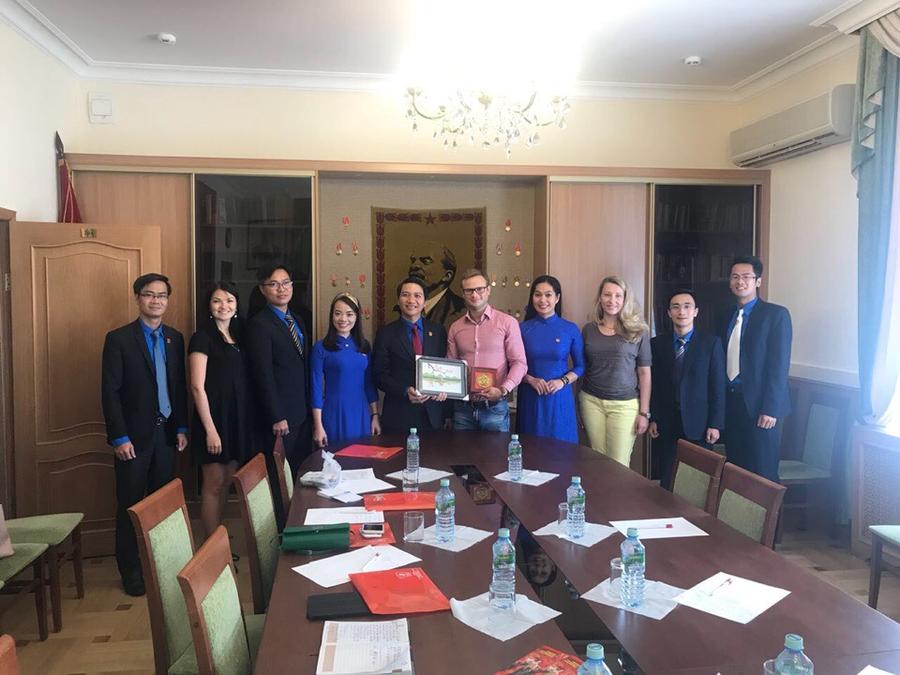 Руководители Ленинского комсомола встретились в Москве с делегацией Коммунистического союза молодежи им. Хо Ши Мина