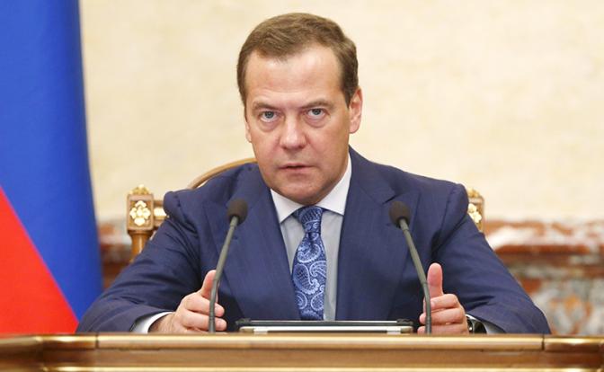 Пенсии: Медведев бросит народу кость, обглоданную олигархами