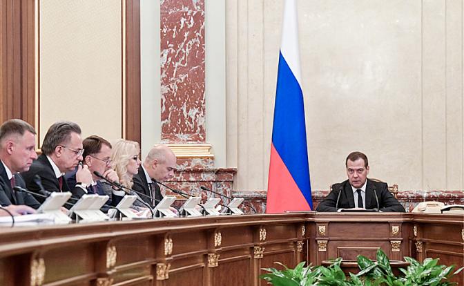 Россия на голодном пайке, пока Кремль скупает валюту