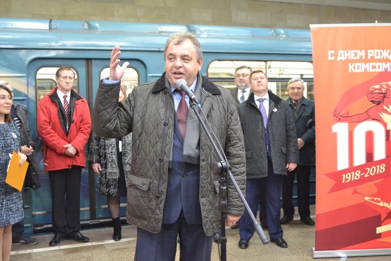 Вагон для Комсомола: К юбилею ВЛКСМ в новосибирском метро запустили поезд-музей с праздничной экспозицией