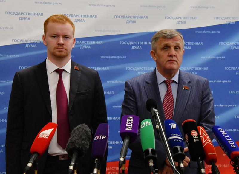 Николай Коломейцев и Денис Парфенов выступили перед журналистами в Госдуме