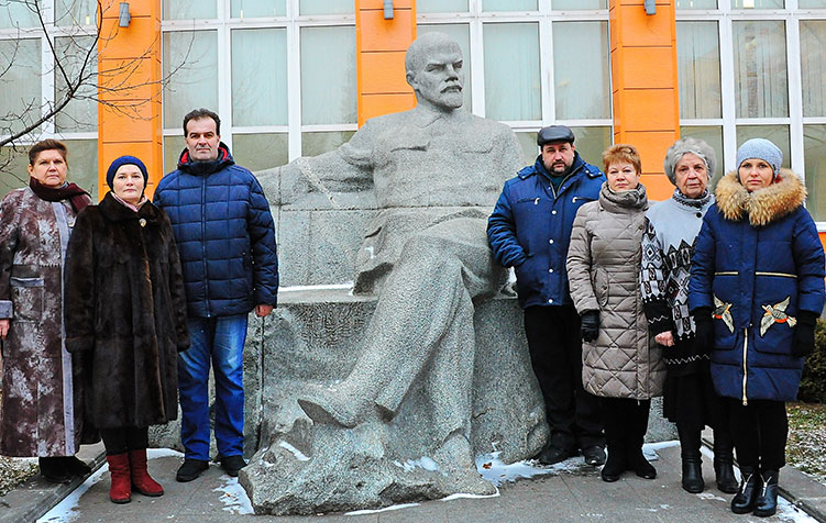 После бесед с Ильичом-Лениным в подмосковных Горках крестьянин сказал: «Я – ЗА КОММУНИЮ!»