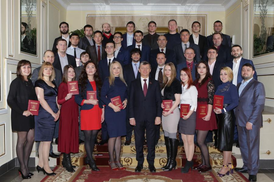 Дмитрий Новиков вручил дипломы выпускникам Центра политической учебы