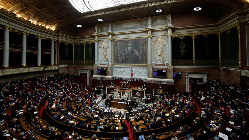 Французские левые партии инициируют вотум недоверия правительству
