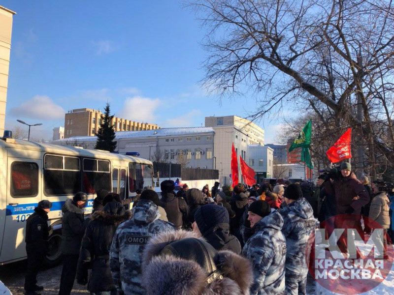 В Москве на пикете КПРФ против передачи Курил задержали депутата Госдумы и помощников