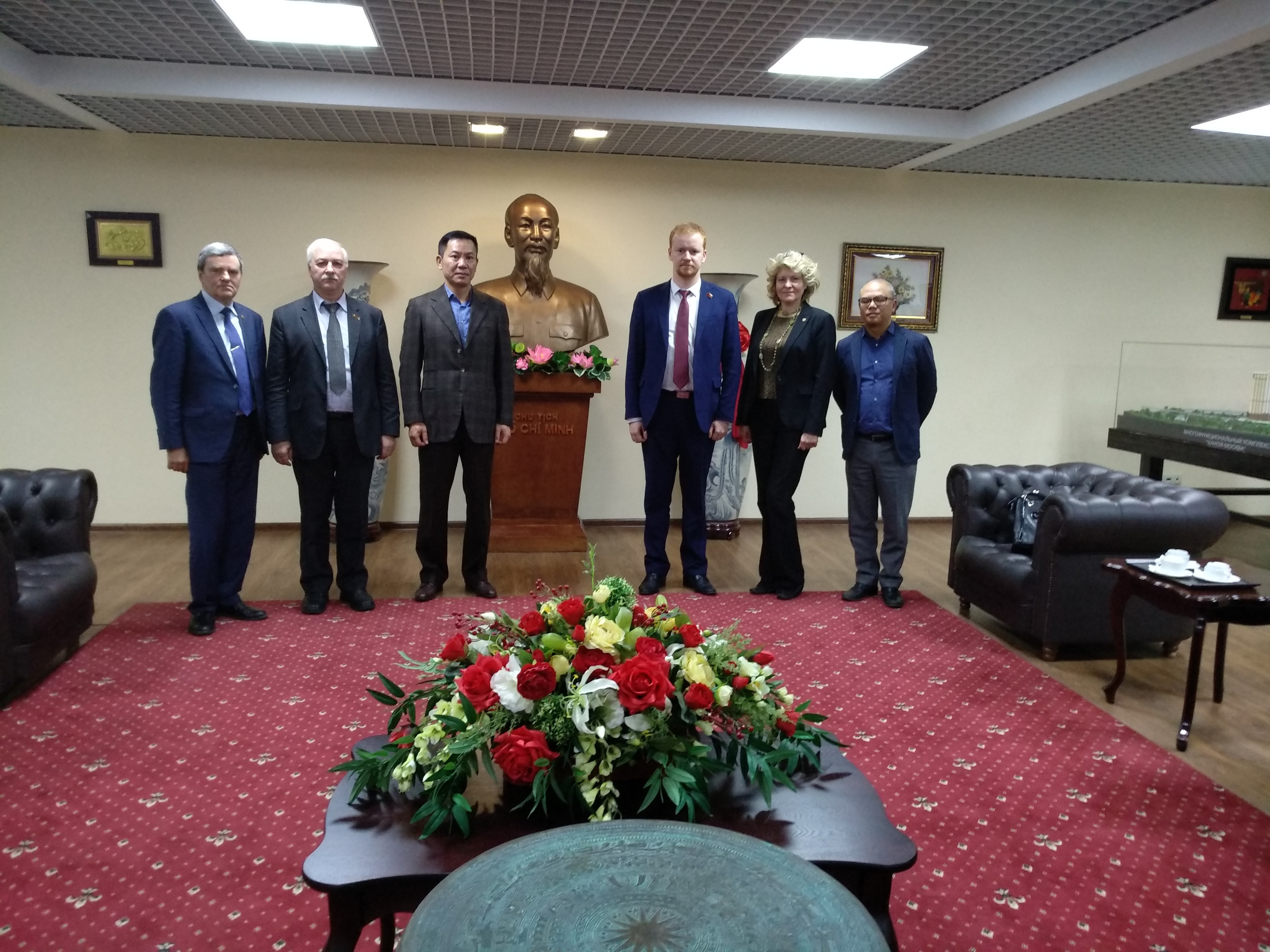 Депутаты КПРФ посетили многофункциональный центр «Ханой — Москва»