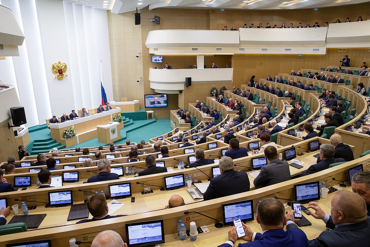 Совет Федерации принял законы о фейковых новостях и неуважении к власти