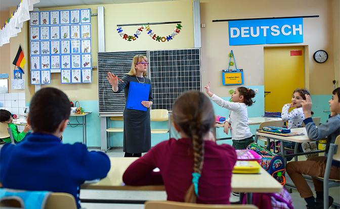 180 тыс., 240 тыс. и 302 тыс. рублей: Сколько зарабатывают в Германии учителя, воспитатели и медсестры