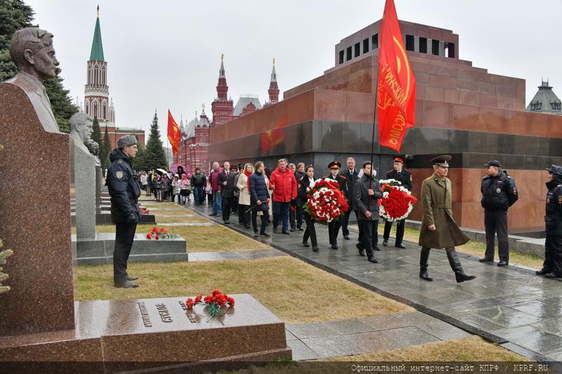 Возложение цветов к могилам советских покорителей космоса у Кремлевской стены