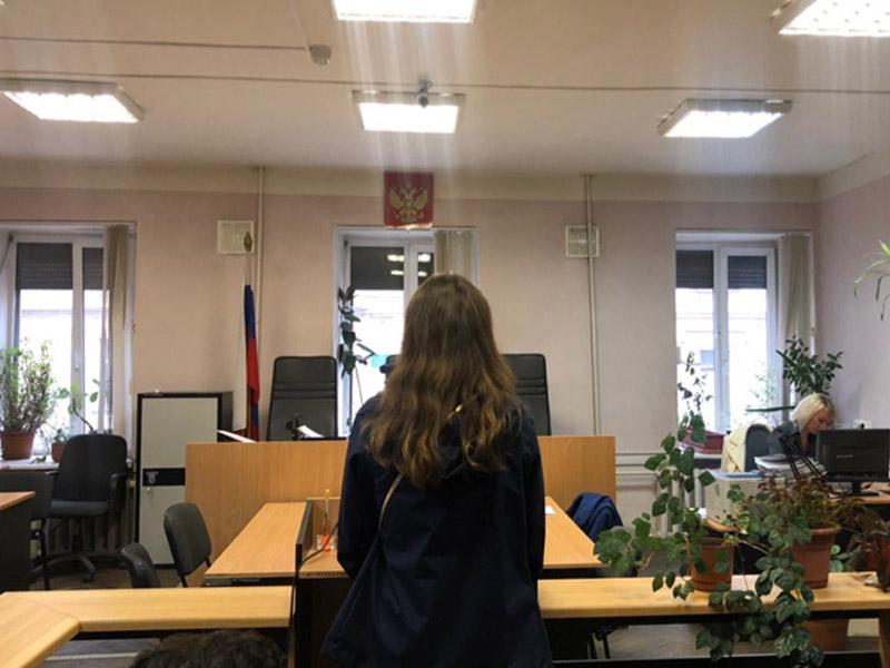 В Санкт-Петербурге комсомолку приговорили к семи суткам заключения
