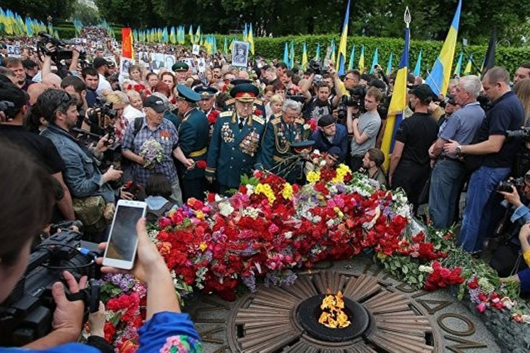 Частицы Красного знамени покрыли всю Украину