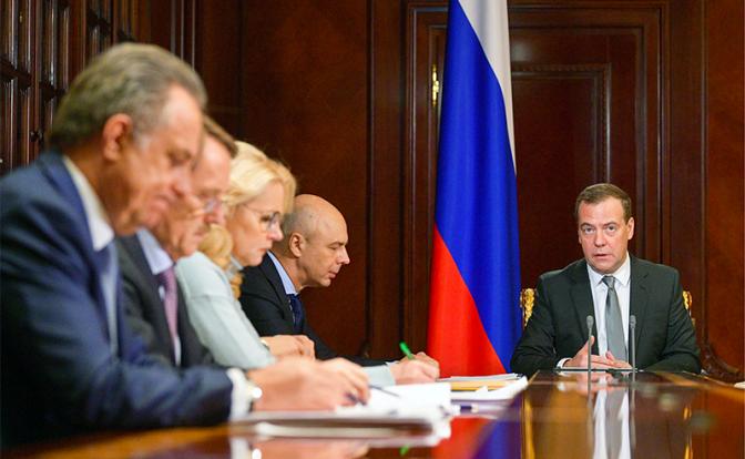 Правительство Медведева: Мания величия, мечтательность или очковтирательство?