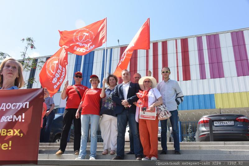 В Москве у телецентра Останкино прошла встреча депутатов-коммунистов с избирателями